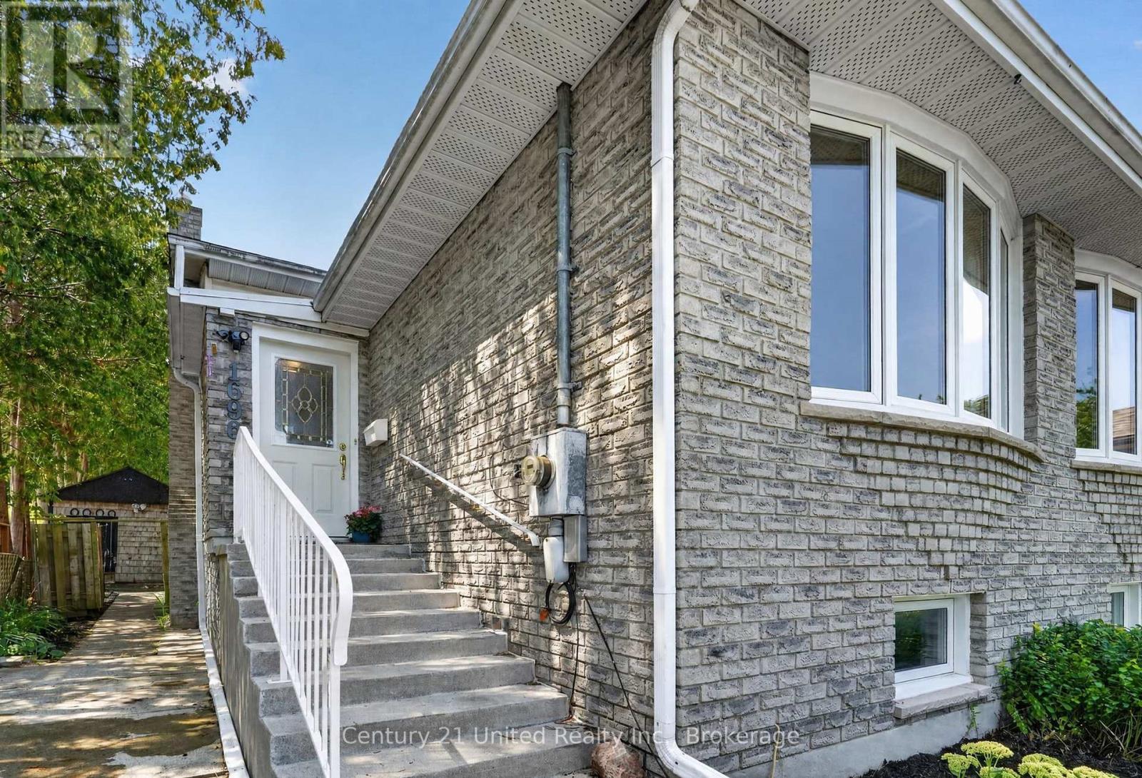 1696 APPLEWOOD CRESCENT
