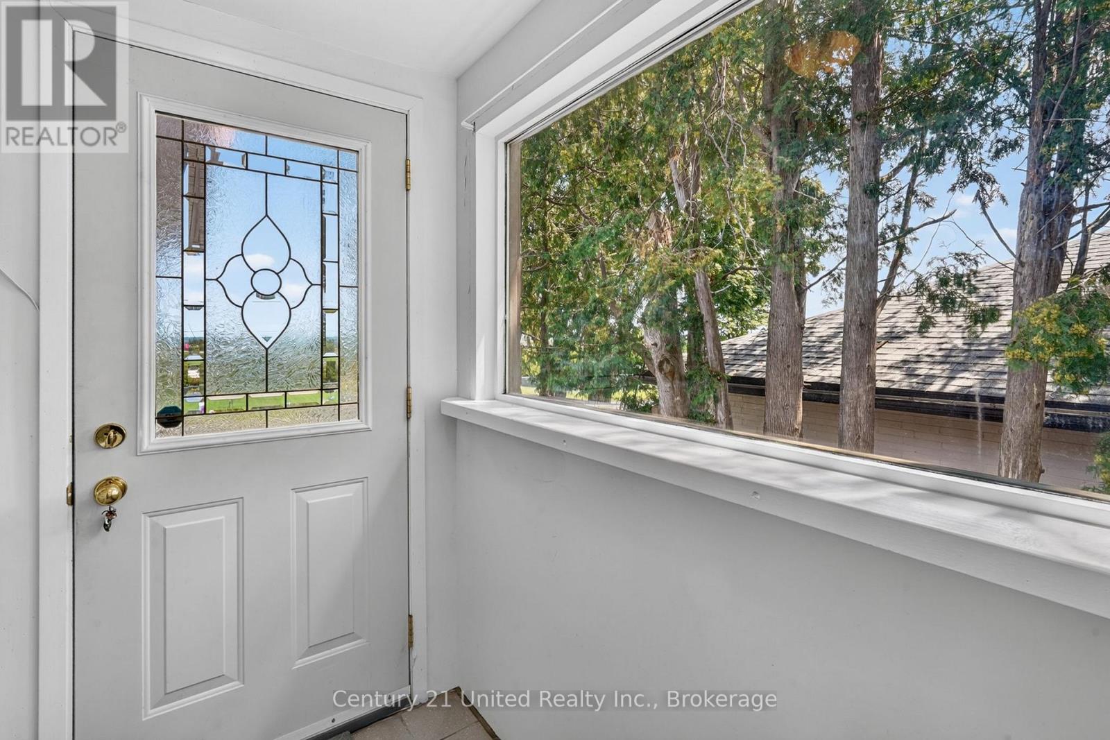 1696 APPLEWOOD CRESCENT