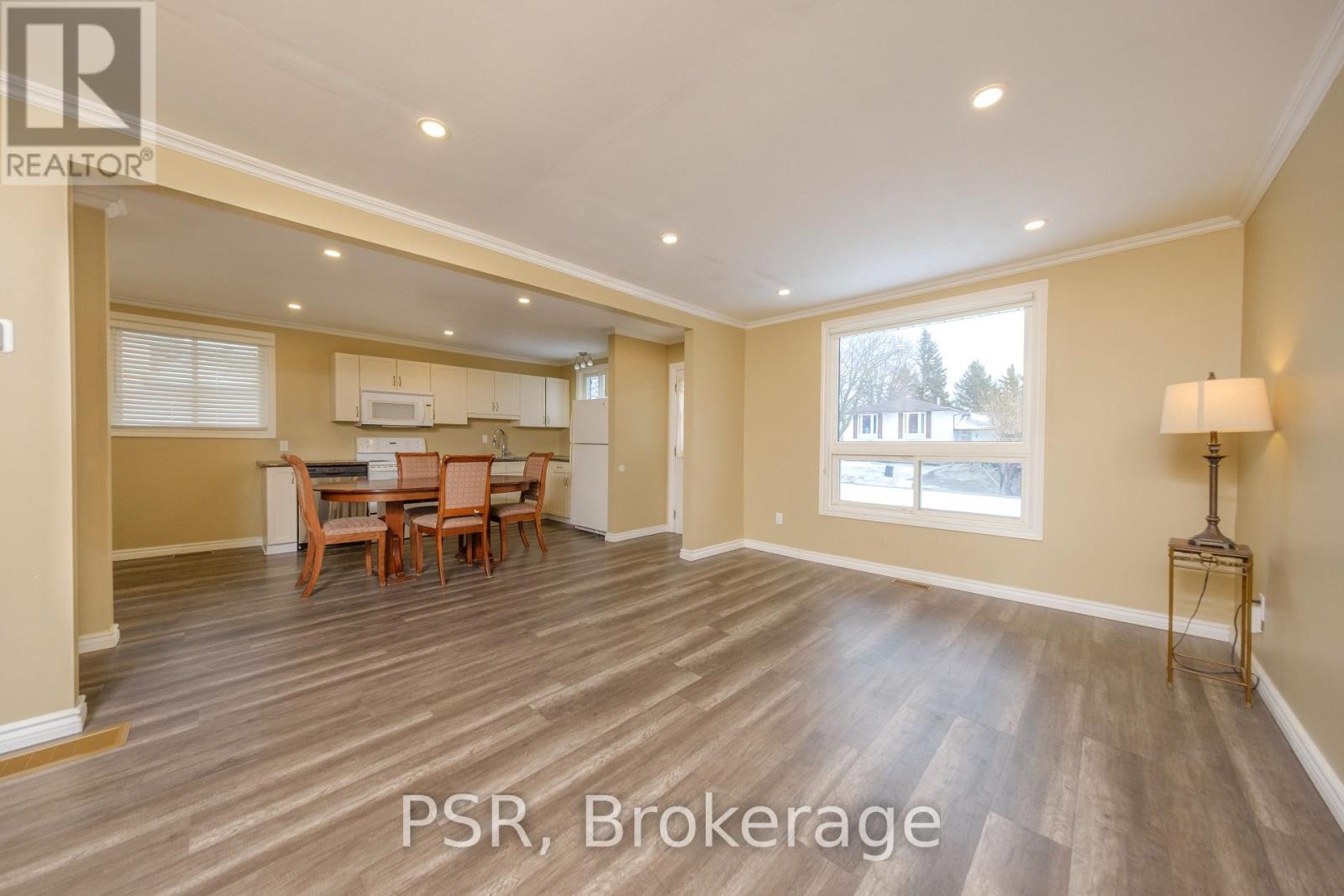 708 JOHNSTON CRESCENT W