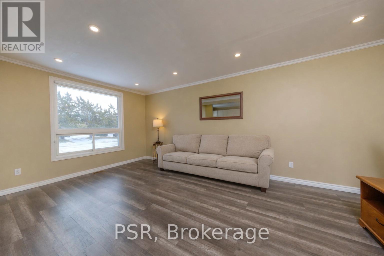 708 JOHNSTON CRESCENT W