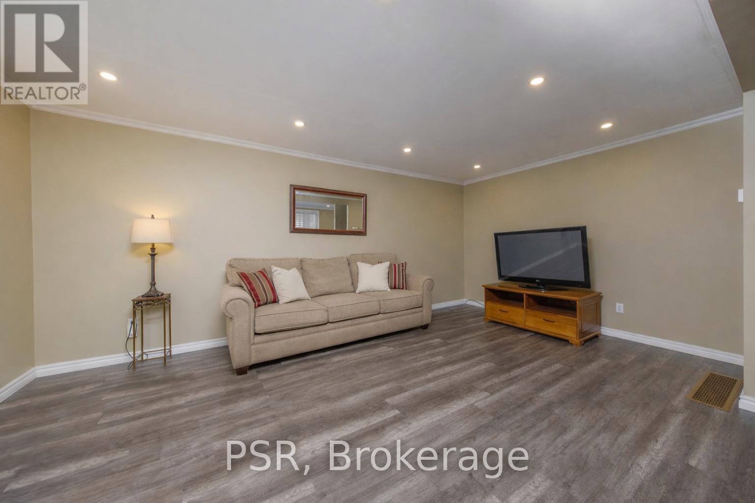 708 JOHNSTON CRESCENT W