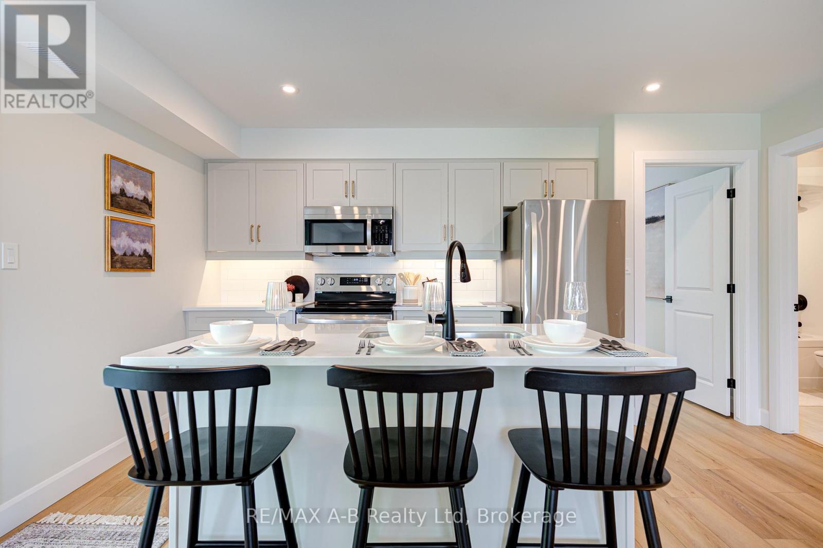 30 - 428 QUEEN STREET W