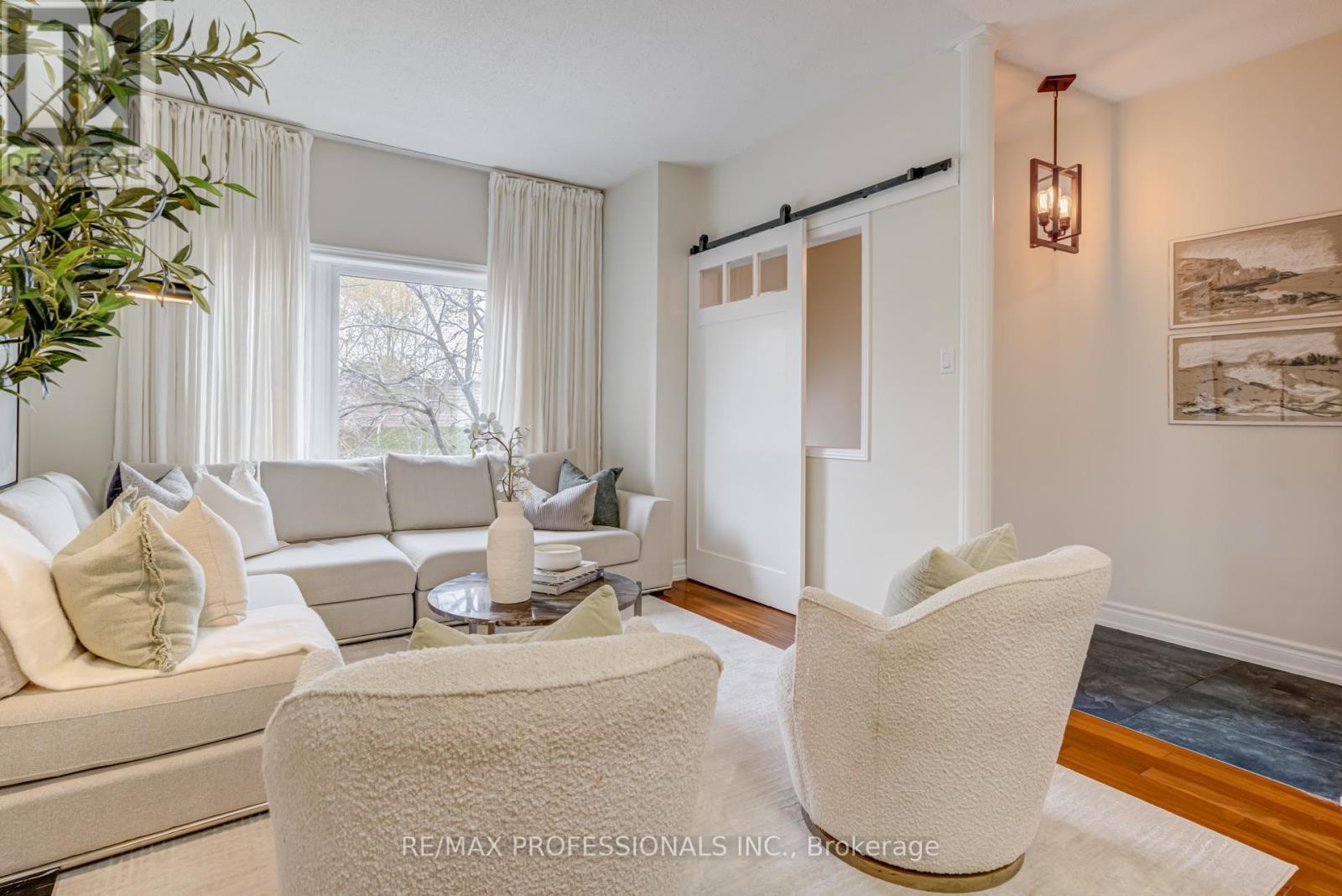 105 HARBOURVIEW CRESCENT