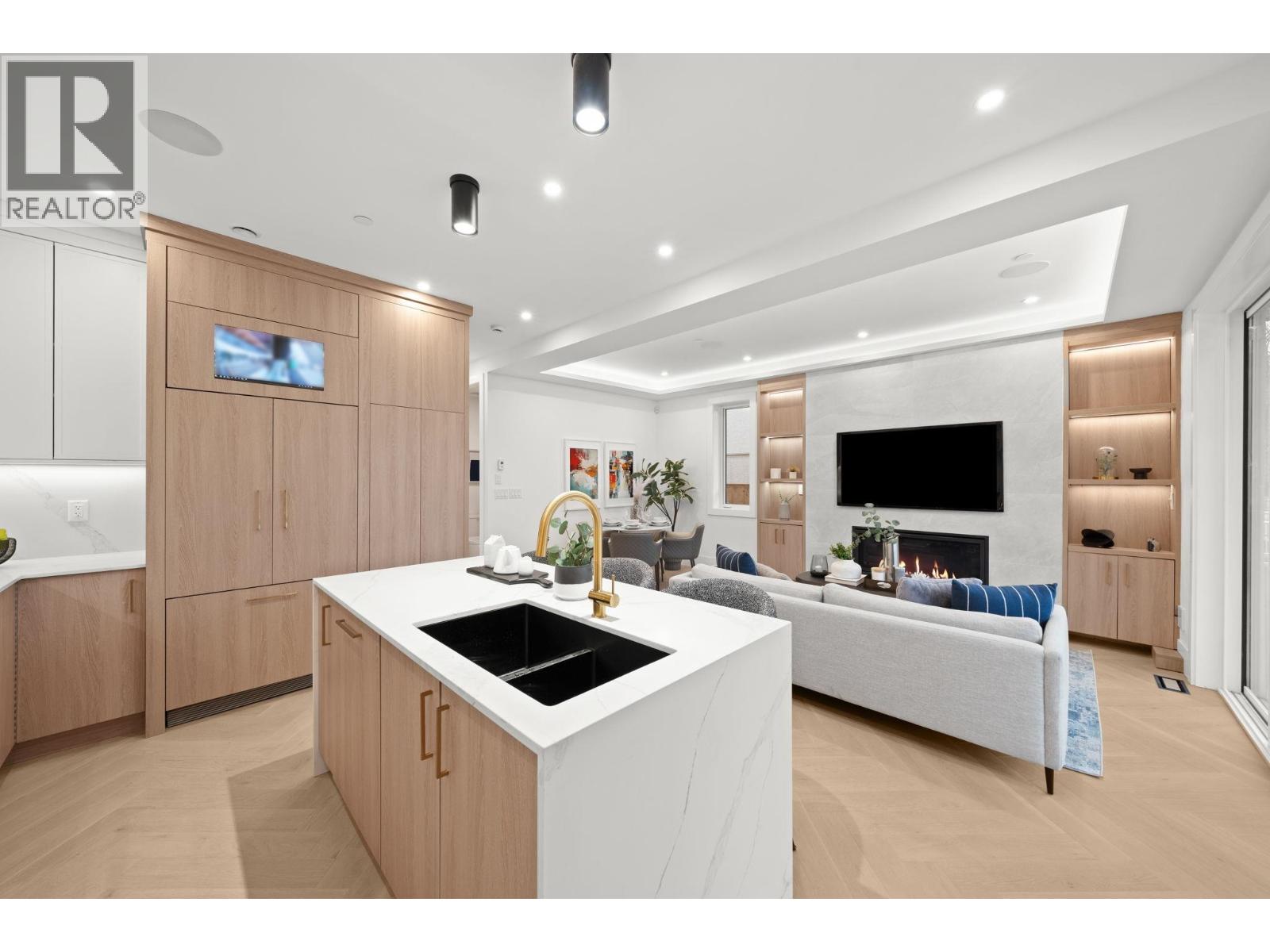 1 1967 E 13TH AVENUE