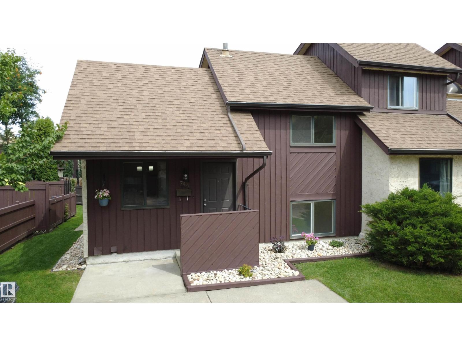 744 SADDLEBACK RD NW