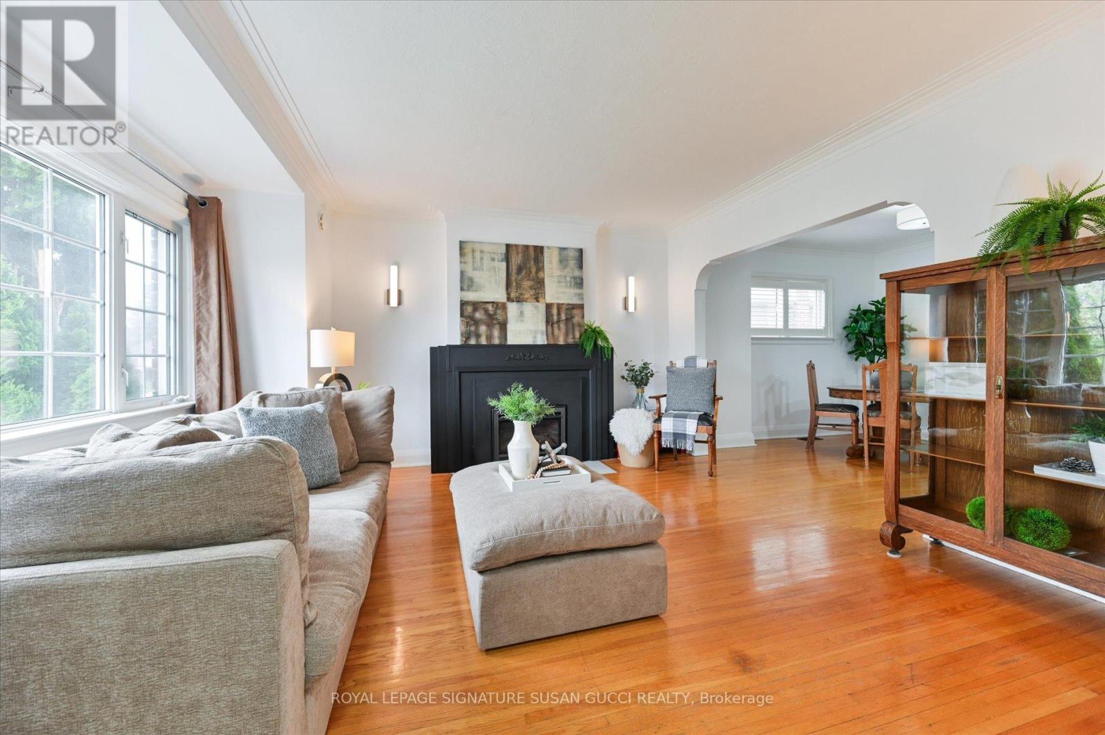 218 GLENWOOD CRESCENT