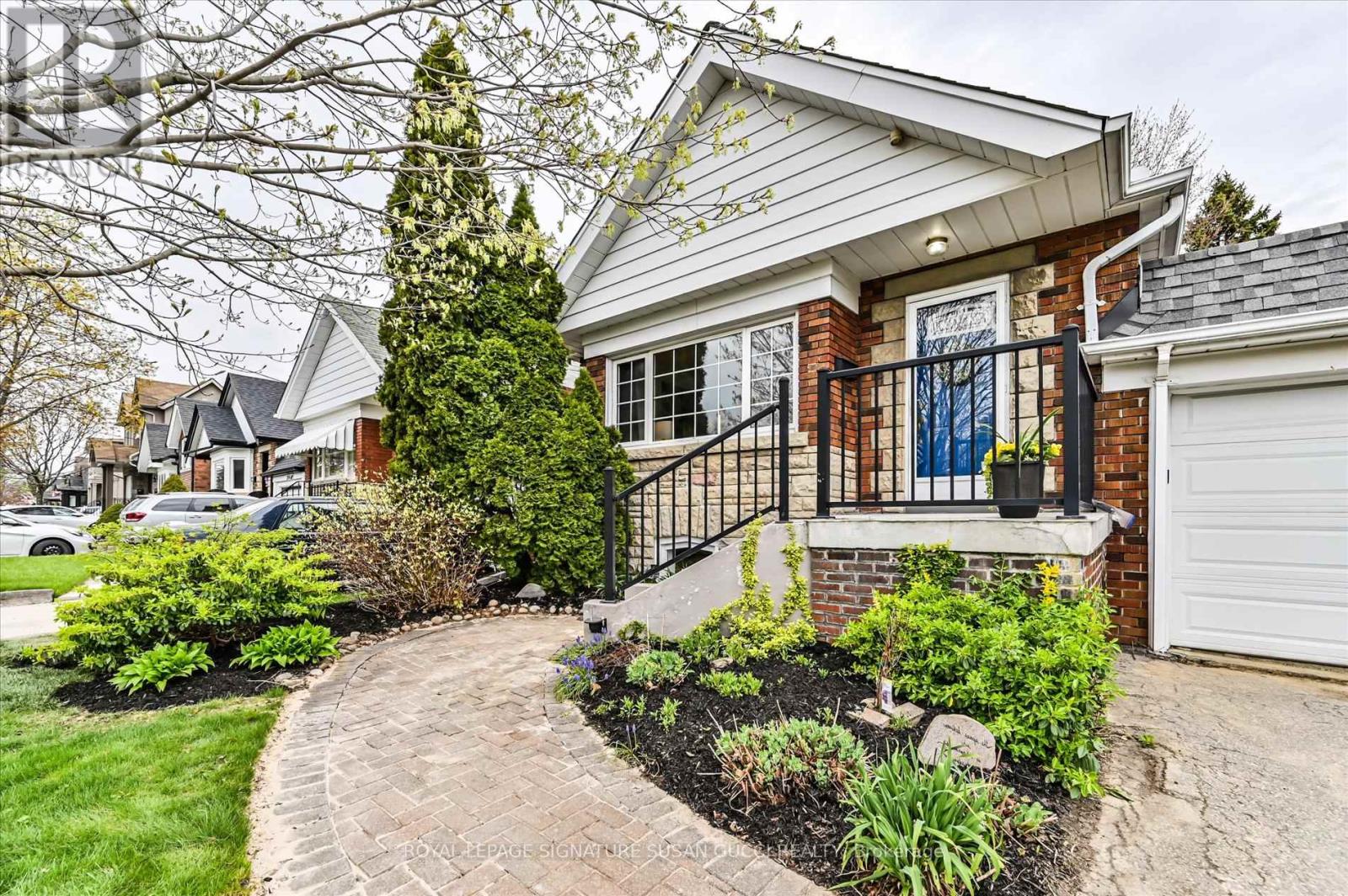 218 GLENWOOD CRESCENT