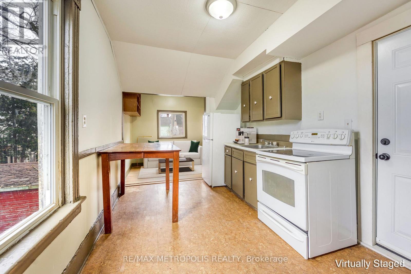 2 - 132 FORSYTH STREET S