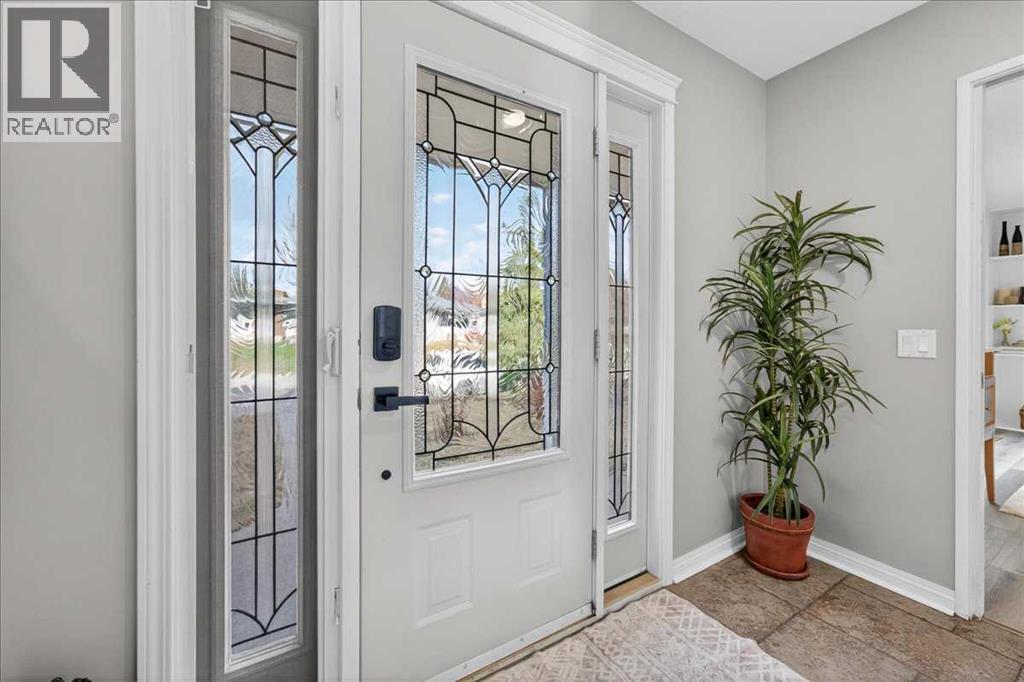 611 Lake Linnet Crescent SE