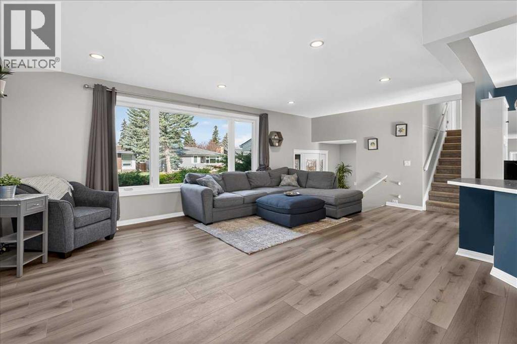 611 Lake Linnet Crescent SE