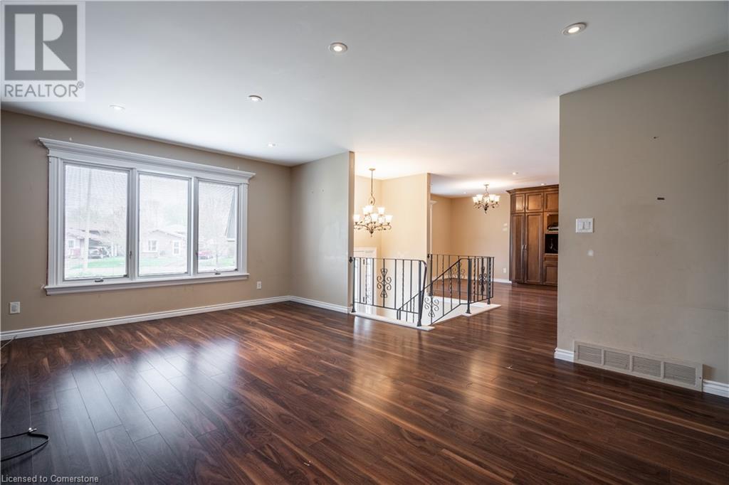 7623 RAINBOW Crescent