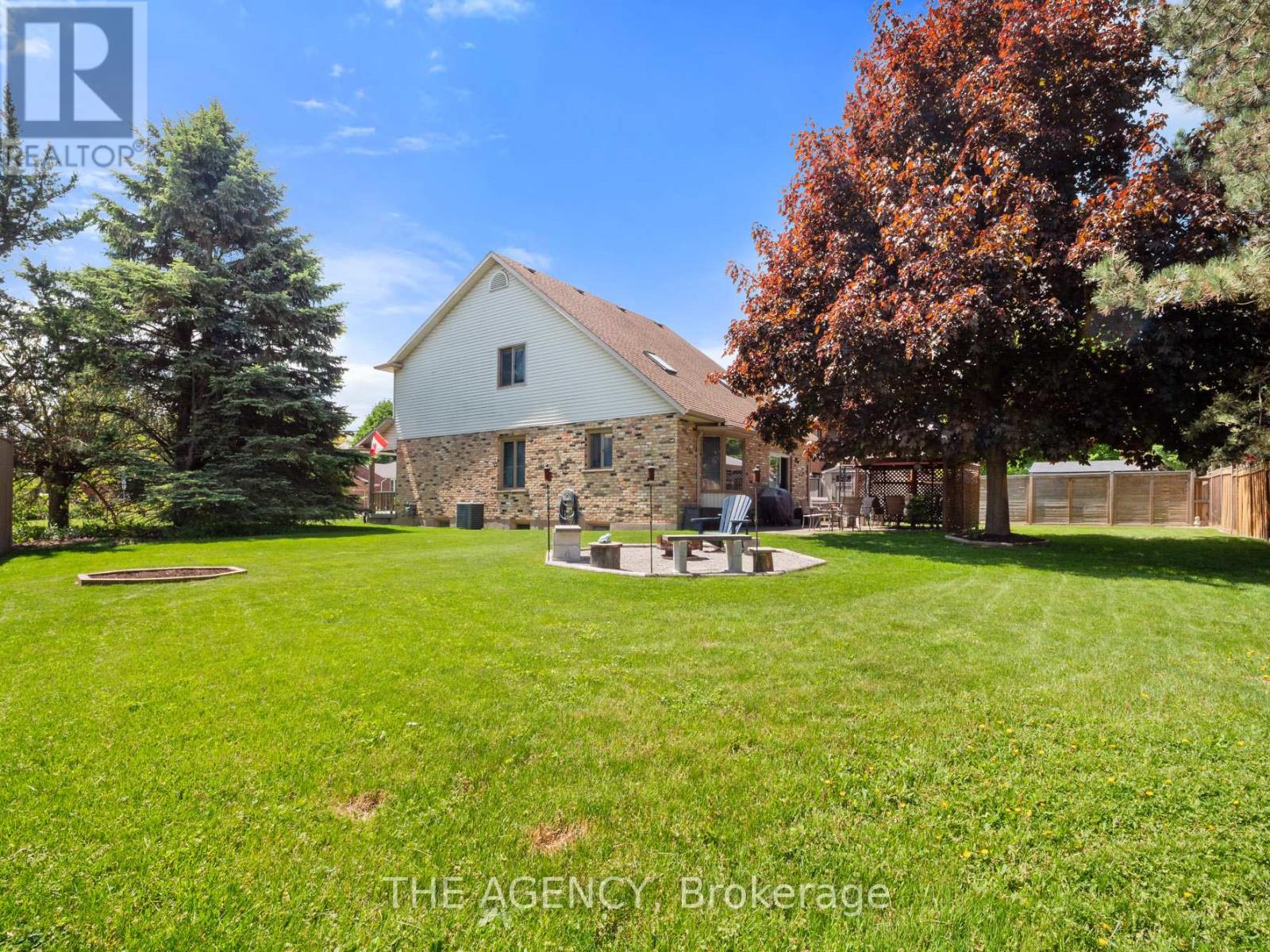 106 SPRUCESIDE CRESCENT