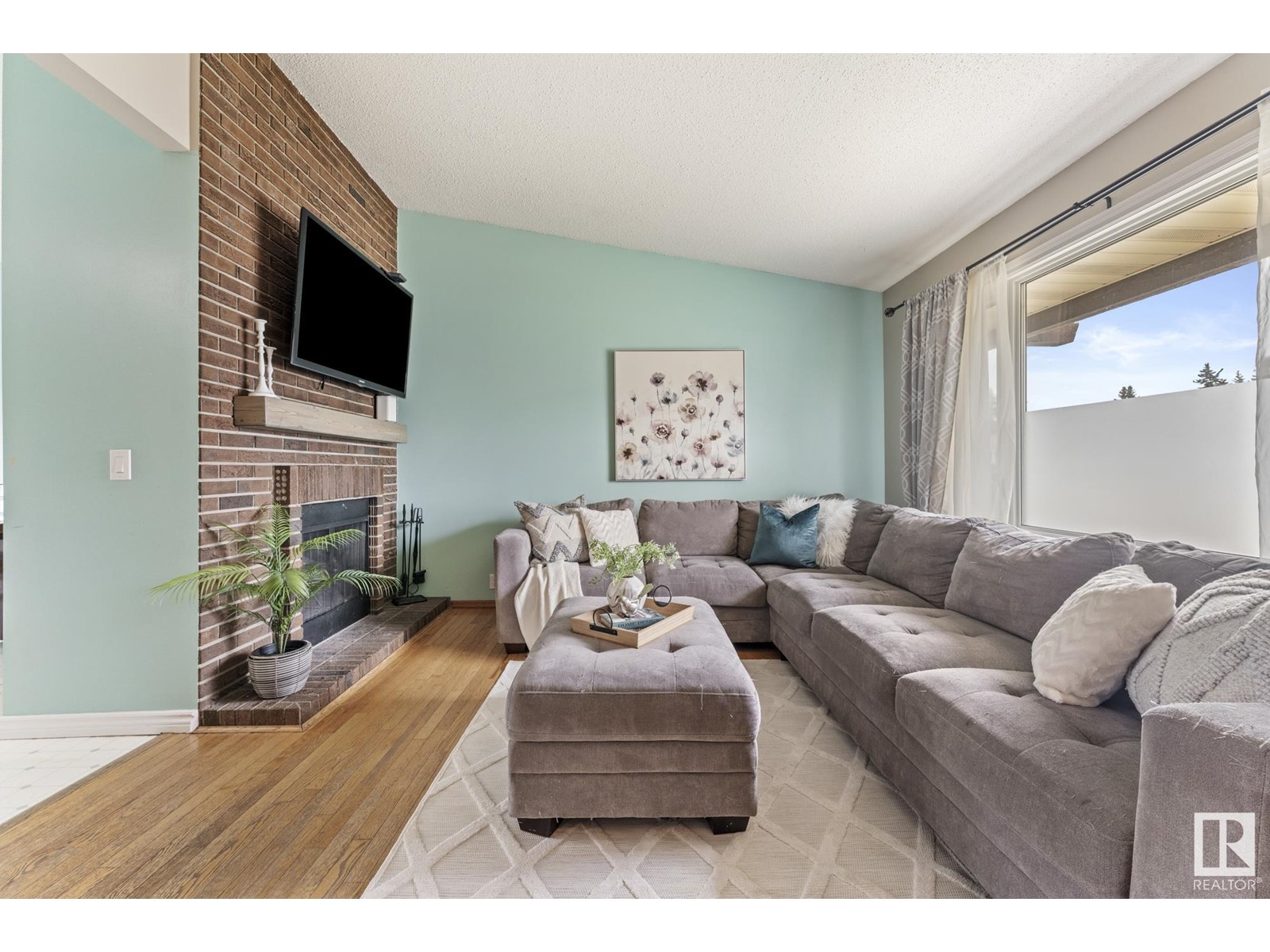 8324 19 AV NW