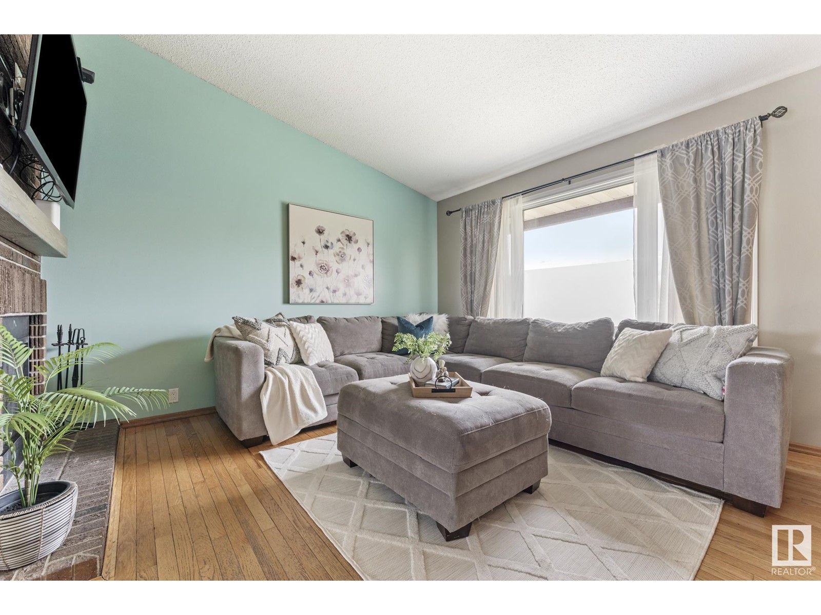 8324 19 AV NW