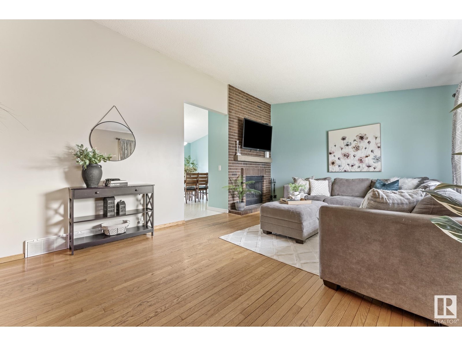 8324 19 AV NW