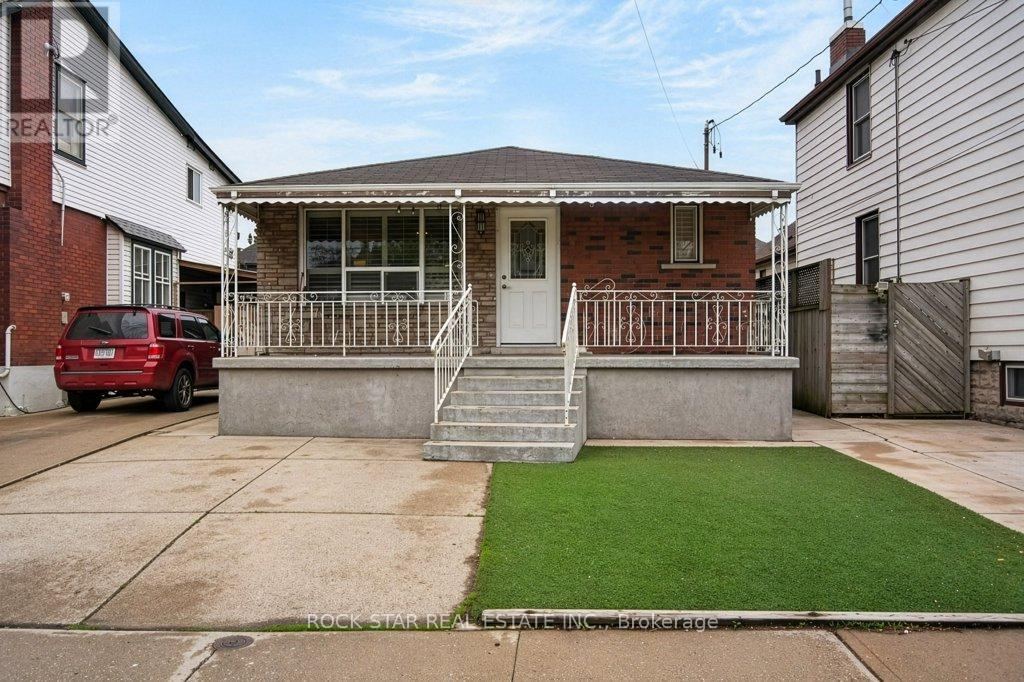 Photo 1 of 40 — 40 MAYFLOWER AVENUE, Hamilton (Crown Point), ON L8L2K4