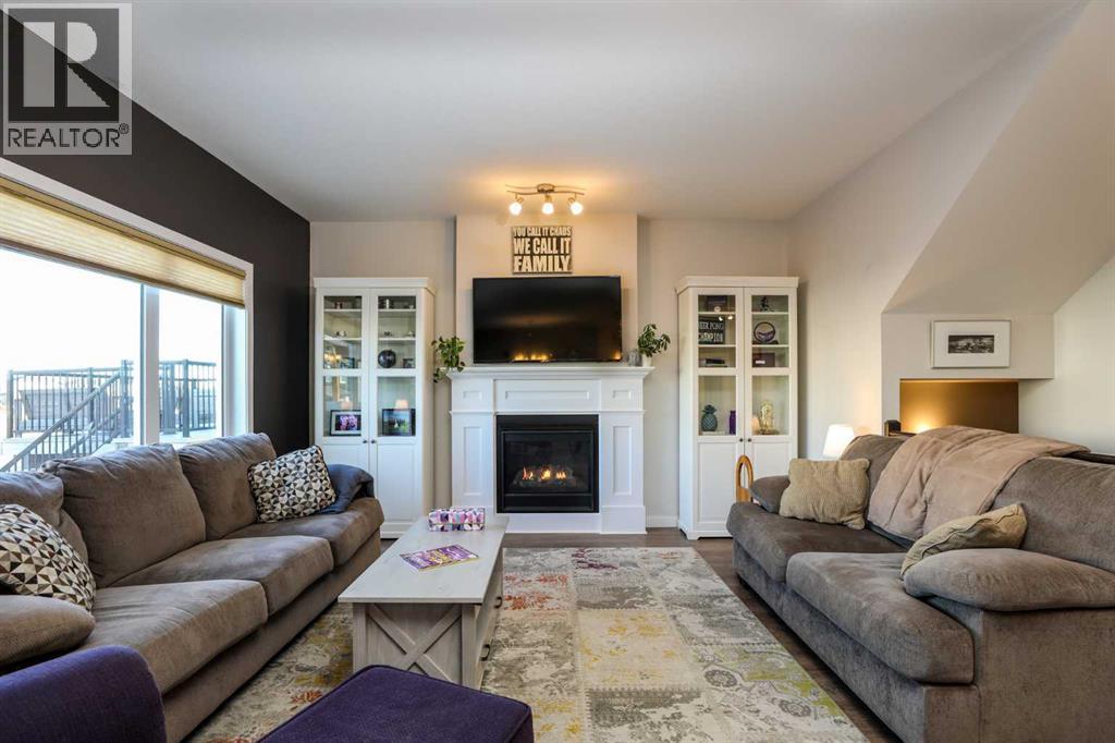 711 Moonlight Crescent W