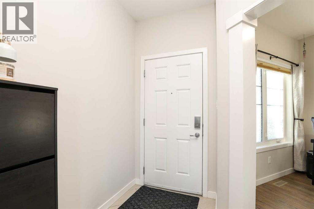 711 Moonlight Crescent W