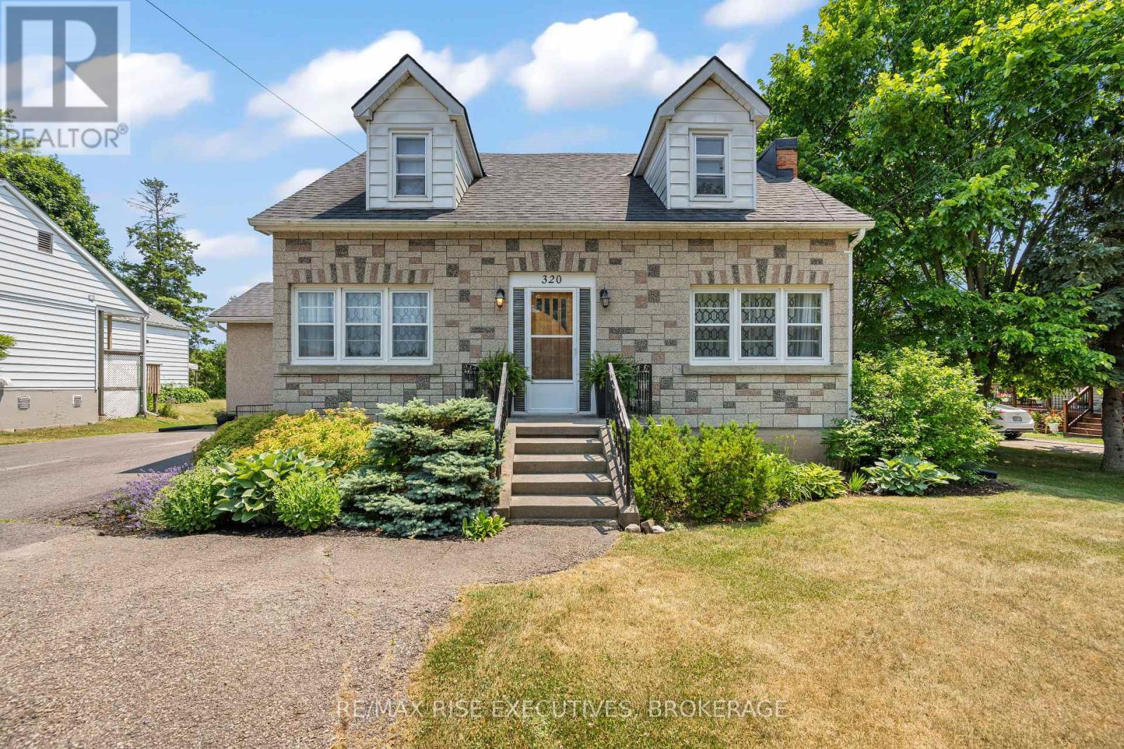 320 DUNDAS STREET W