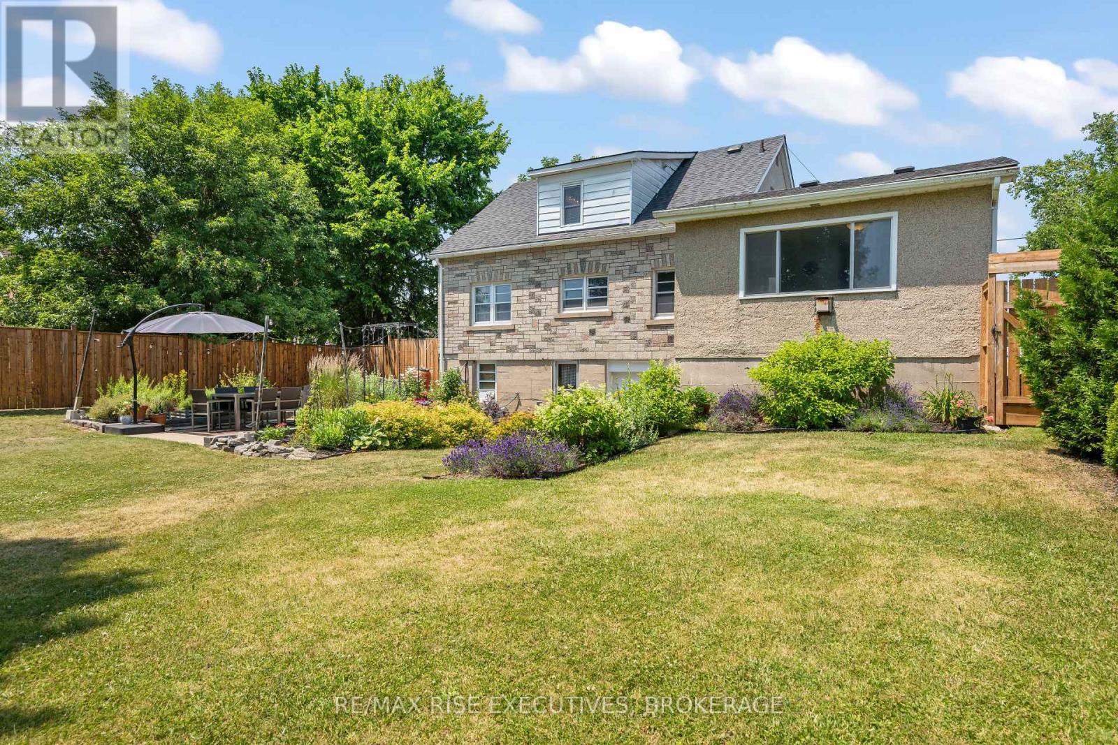 320 DUNDAS STREET W