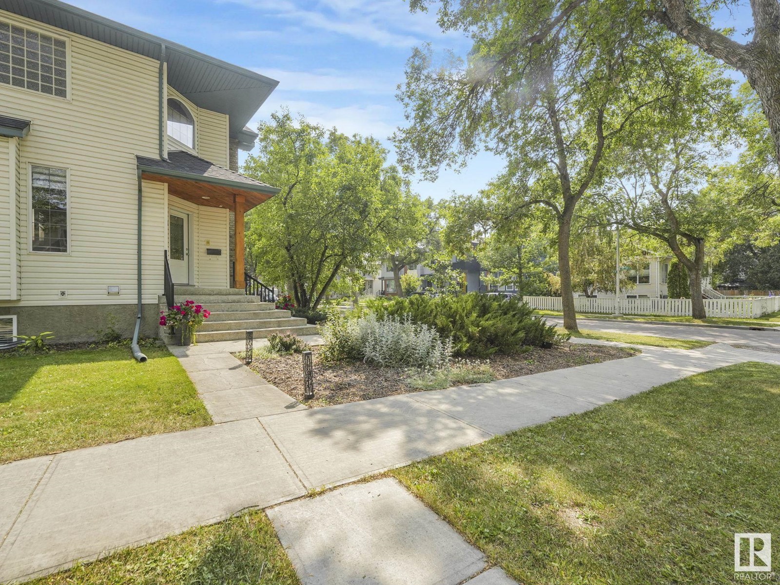 8849 91 ST NW