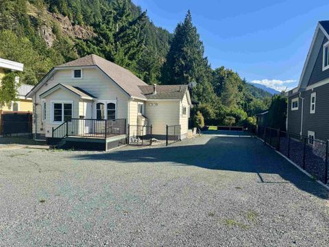 562 LILLOOET AVENUE|Harrison Hot Springs Harrison Hot Springs BC V0M1K0