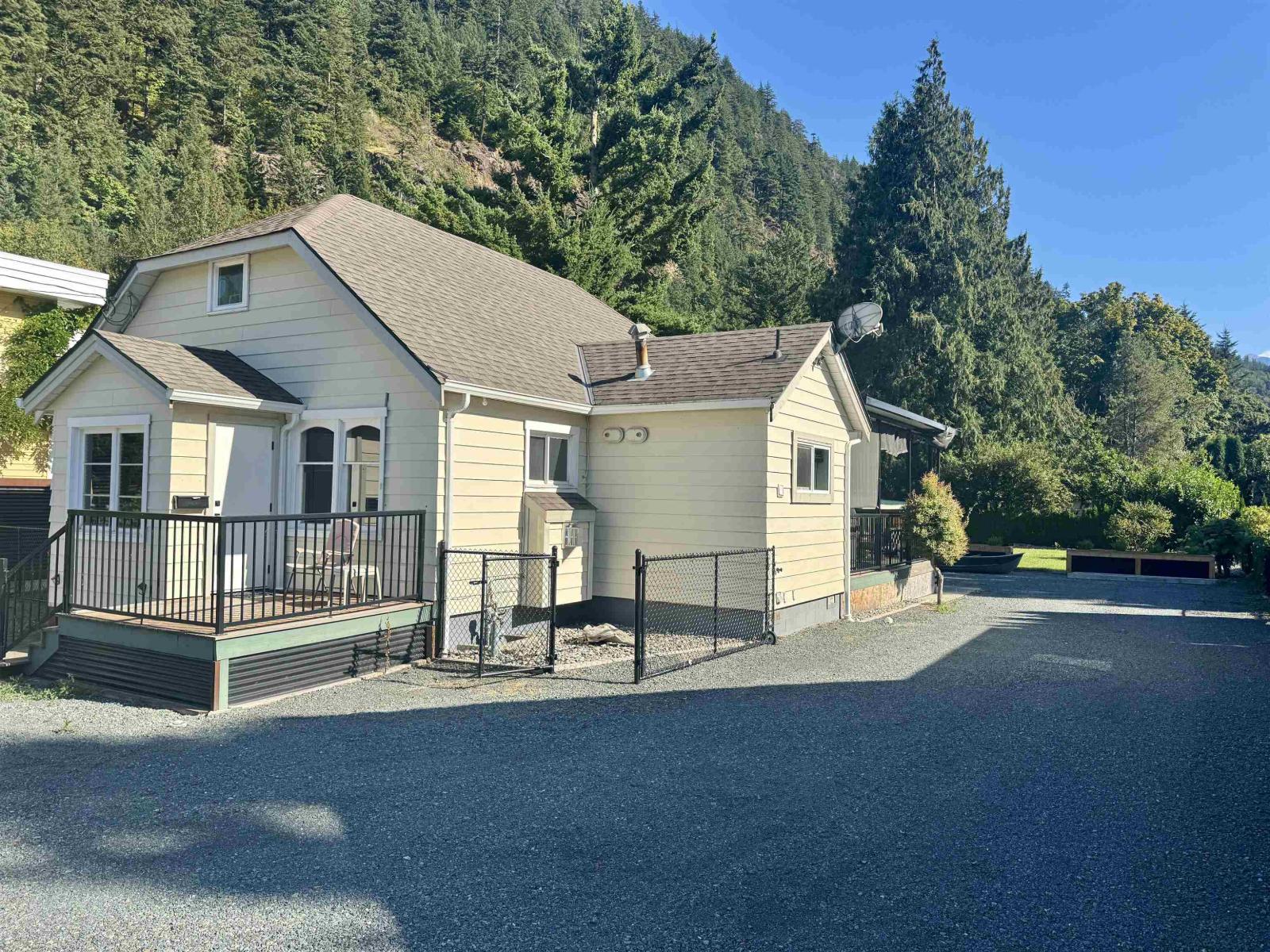 562 LILLOOET AVENUE|Harrison Hot Springs