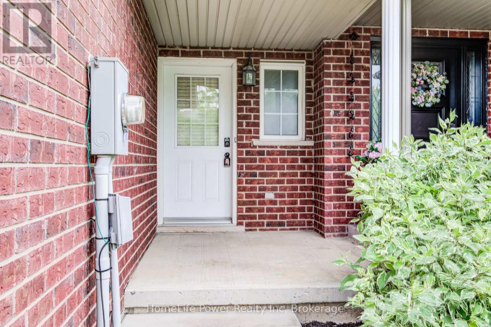 208 FEATHERSTONE CRESCENT