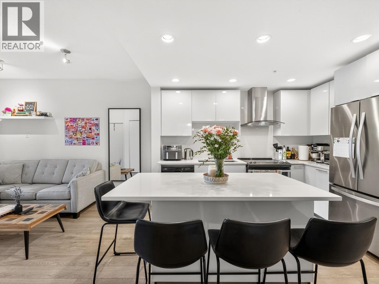 423 723 W 3RD STREET
