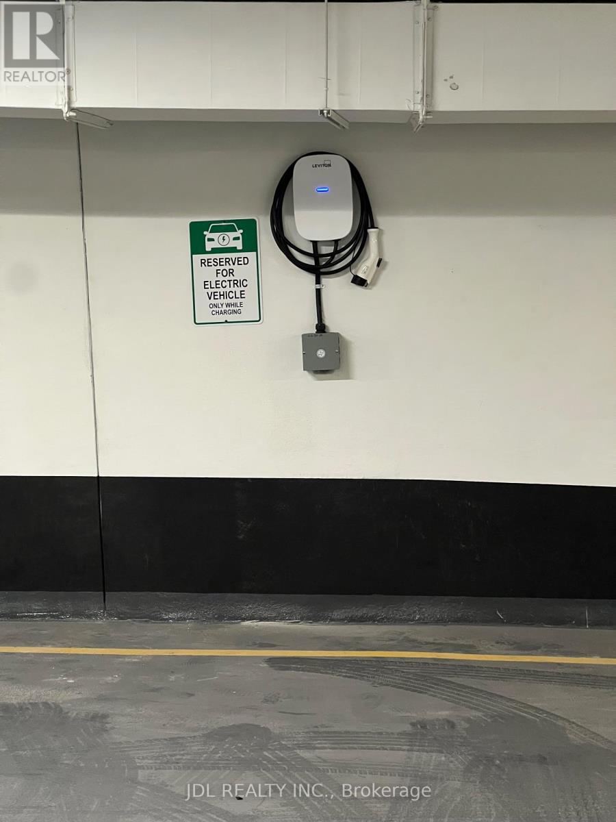 8 WELLESLEY STREET W