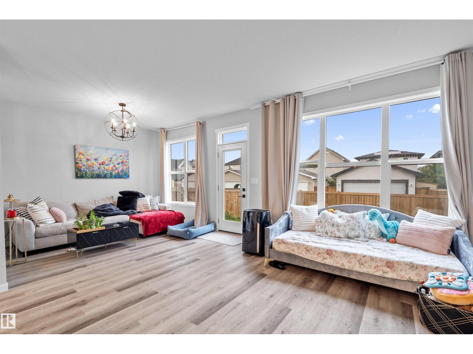 9487 227 ST NW