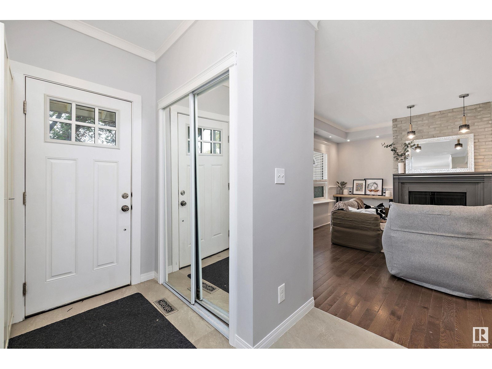 8702 92A AV NW