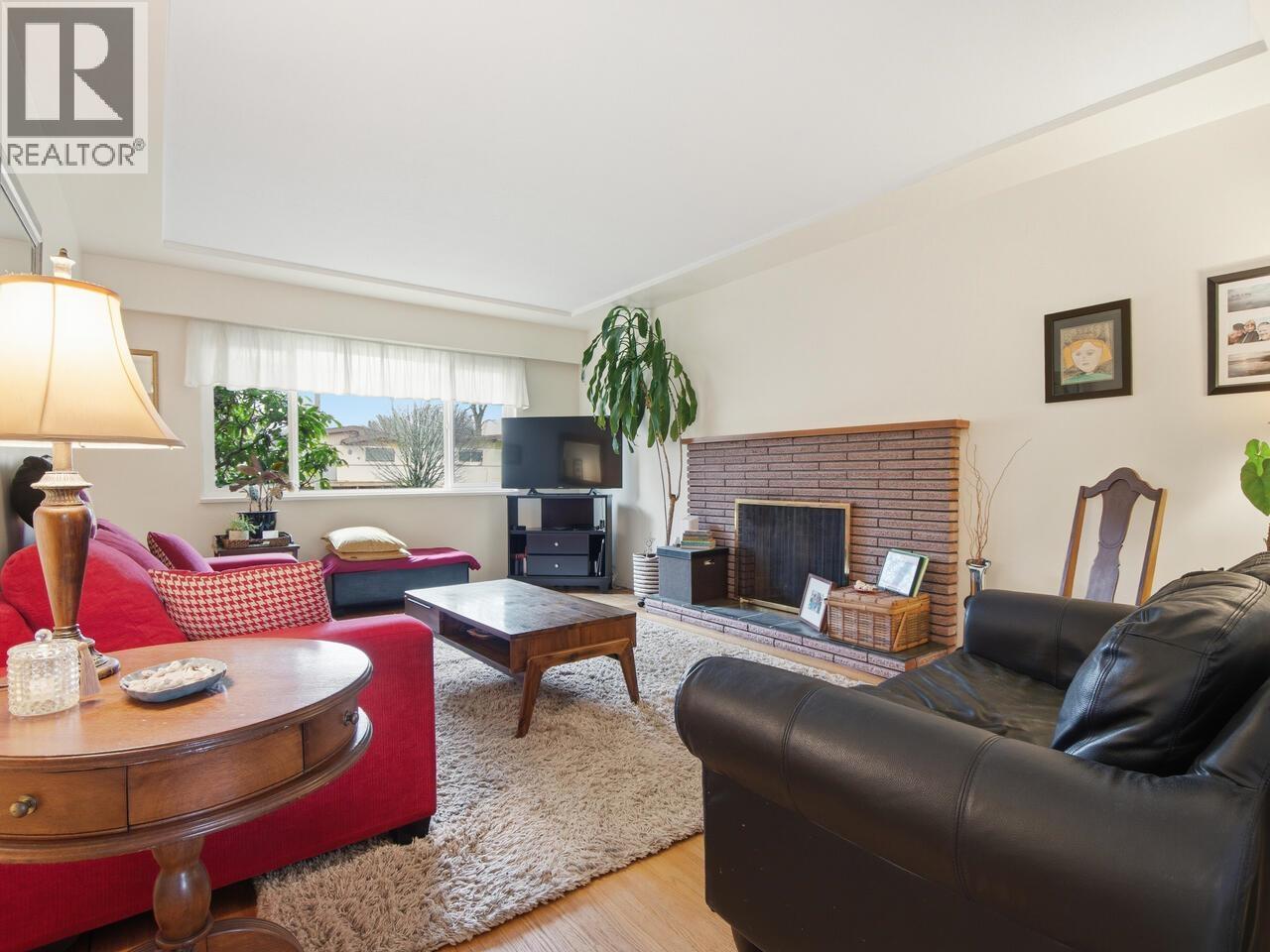 2935 VICTORIA DRIVE