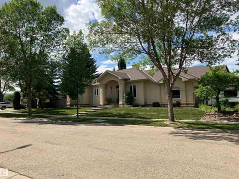 26 EASTCOTT DR St. Albert AB T8N6Y3