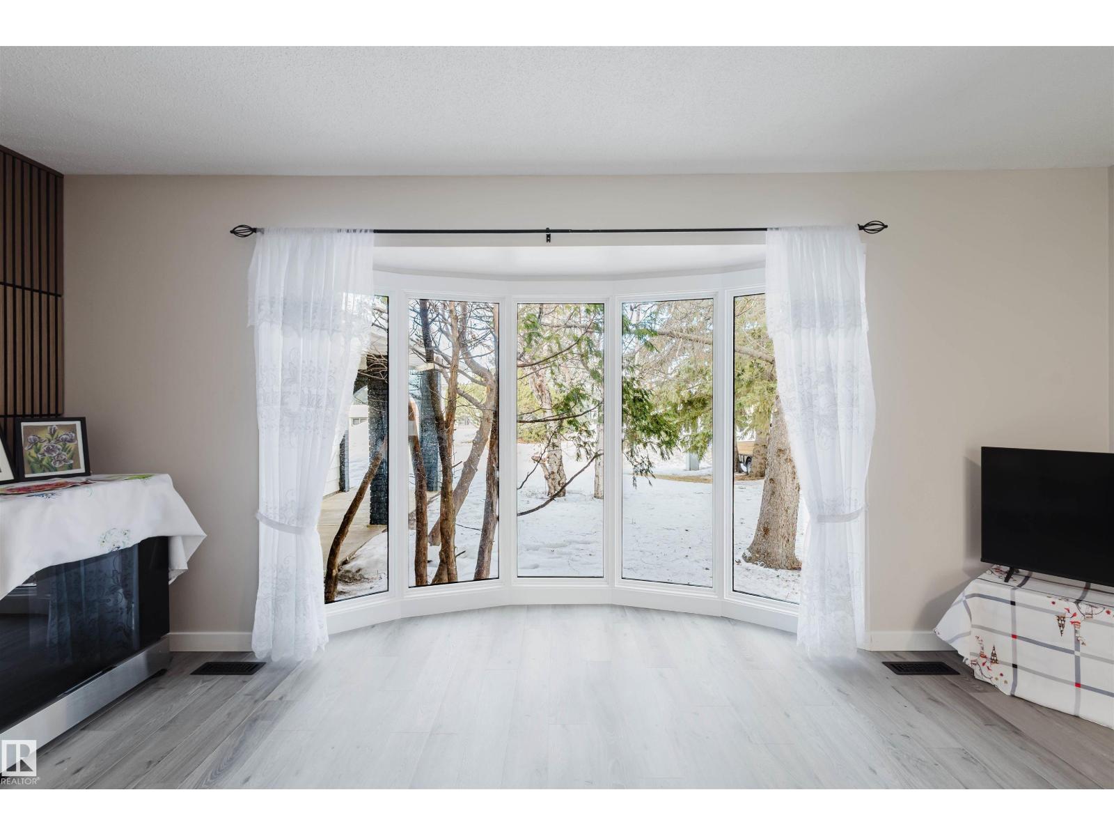 10423 35 AV NW