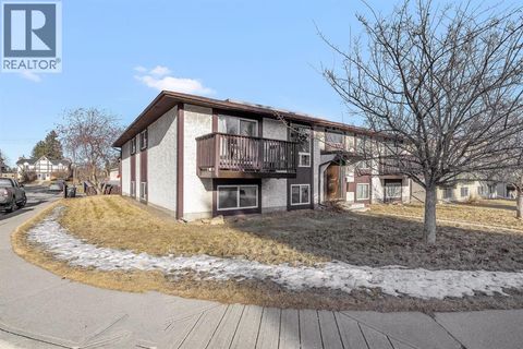 4, 104 Sabrina Way SW Calgary AB T2W2N6