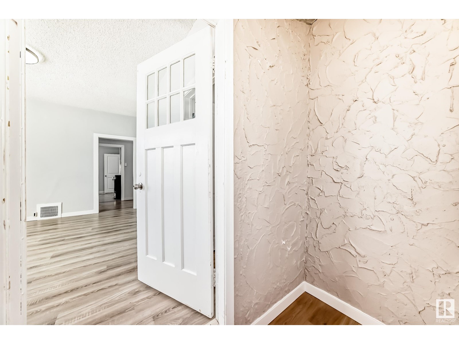 11902 90 ST NW