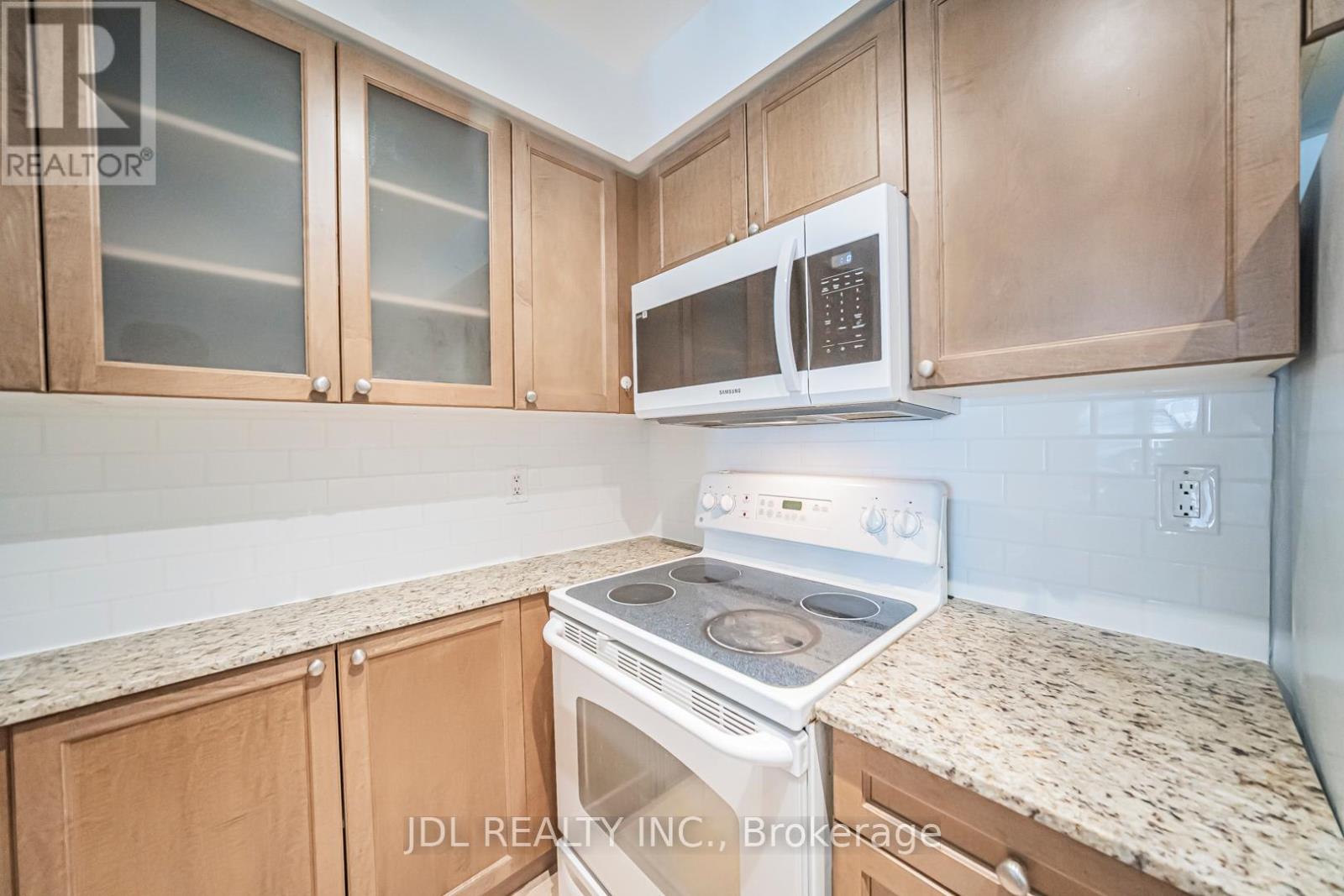 1001 - 761 BAY STREET