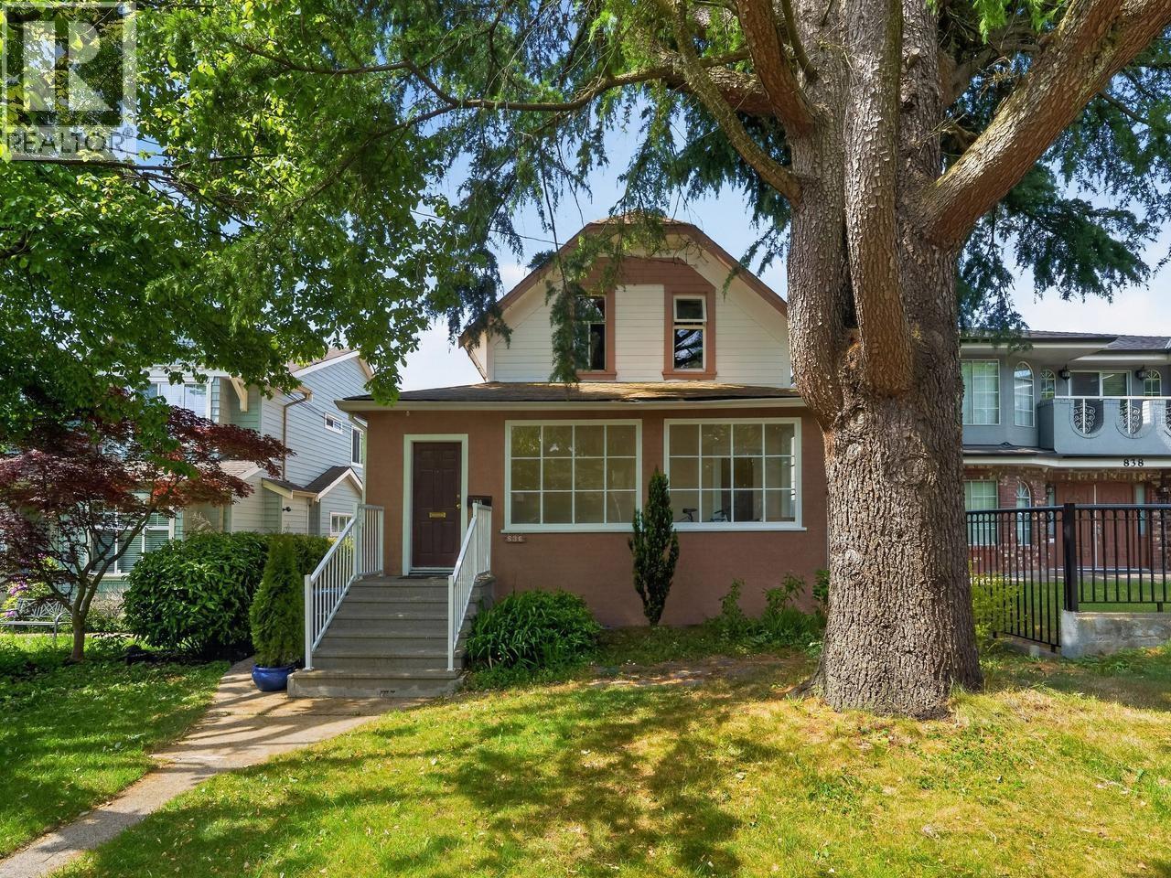 Photo 1 of 23 — 836 THIRTEENTH STREET, New Westminster, BC V3M4M9