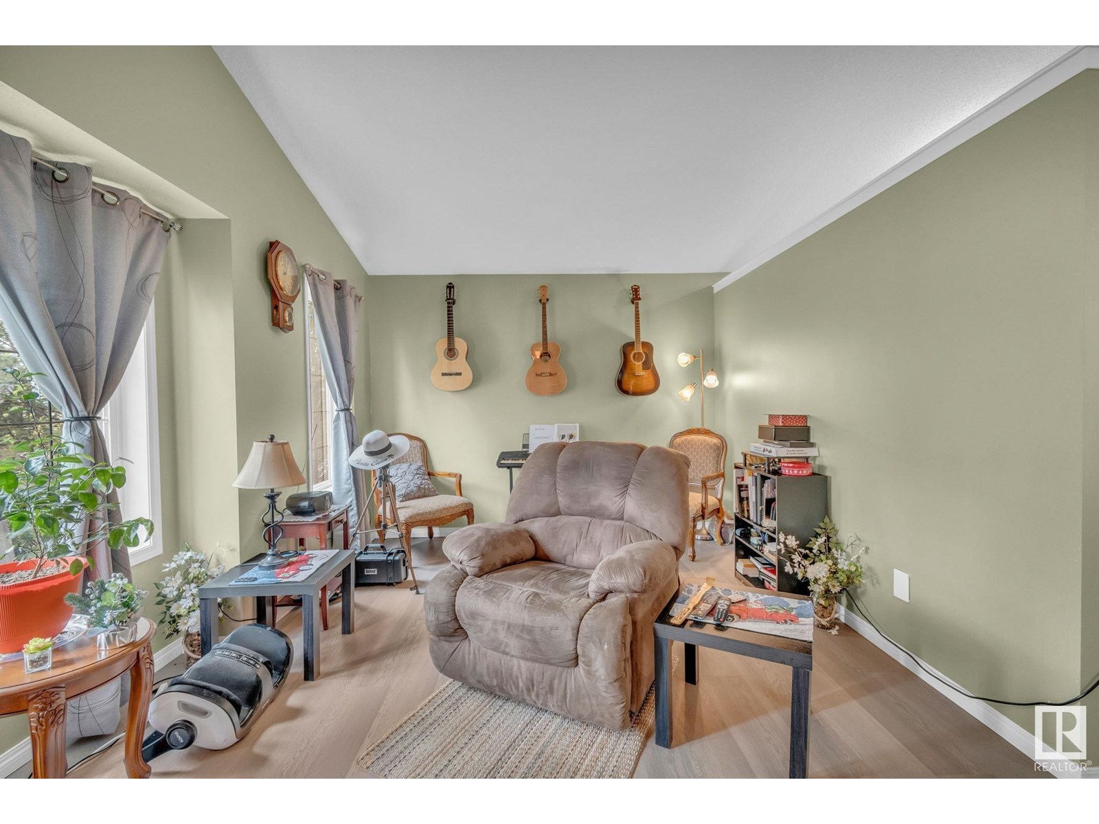 2711 24 ST NW