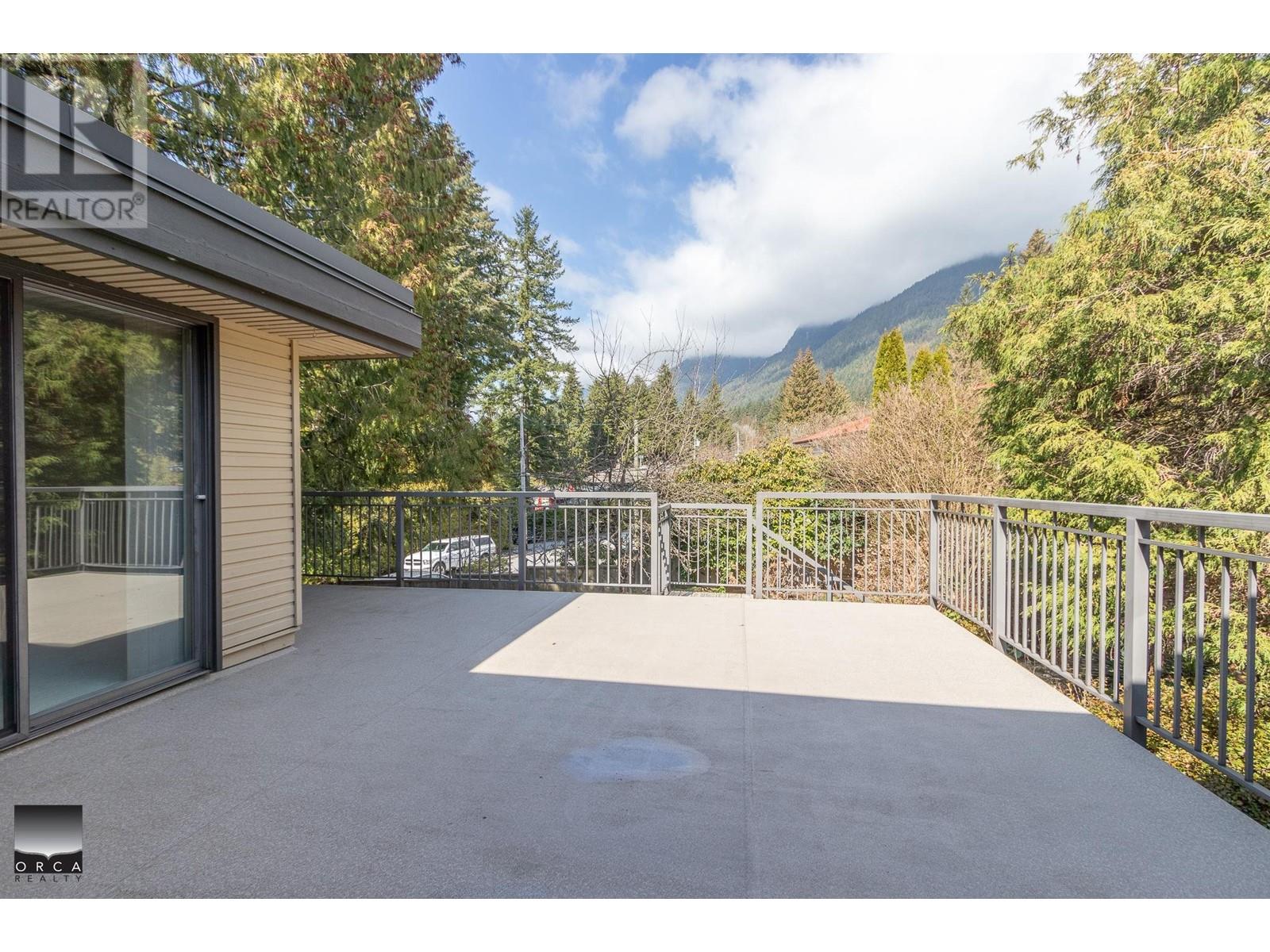 4524 MARINEVIEW CRESCENT