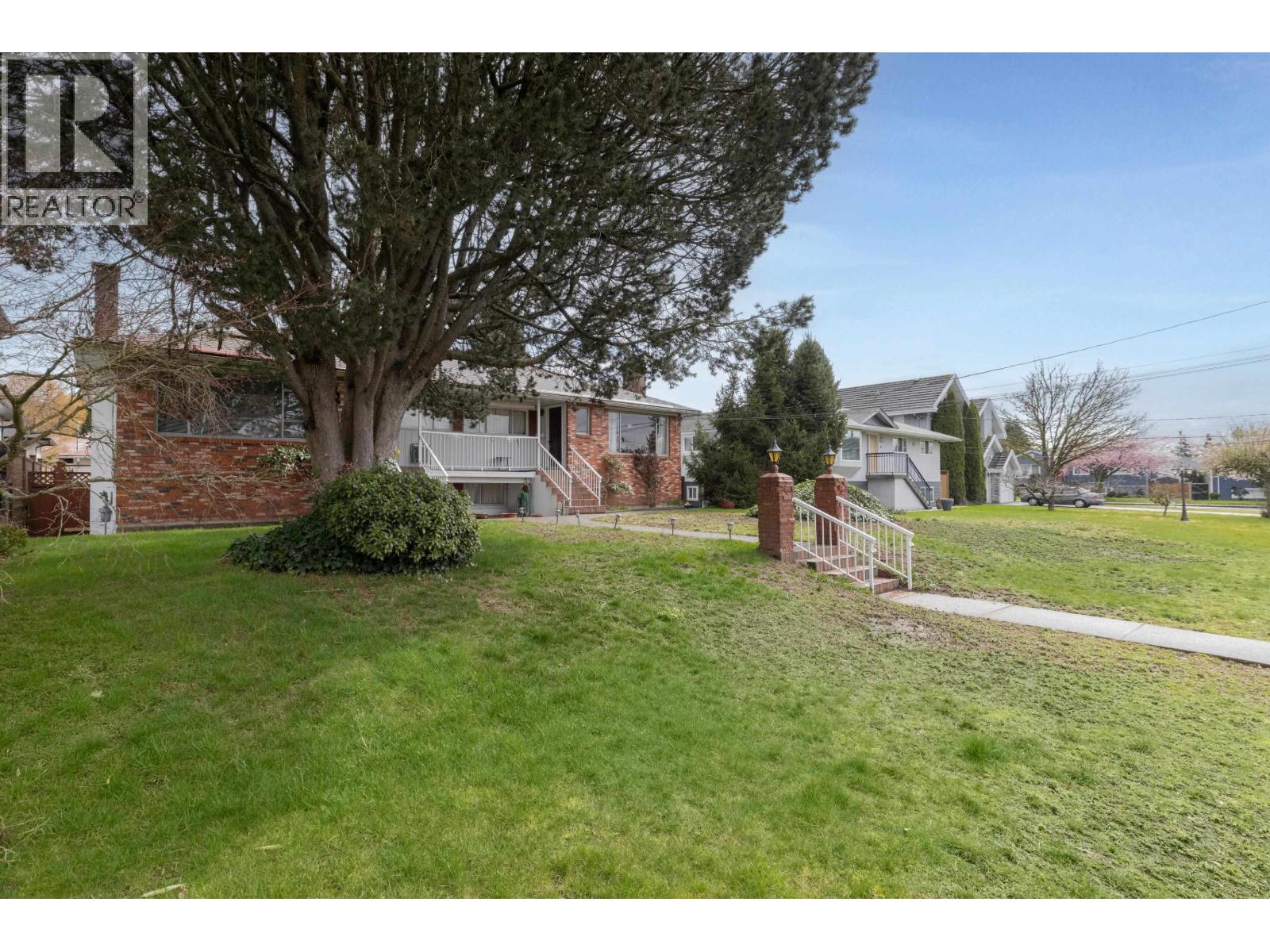 892-894 INVERGARRY AVENUE