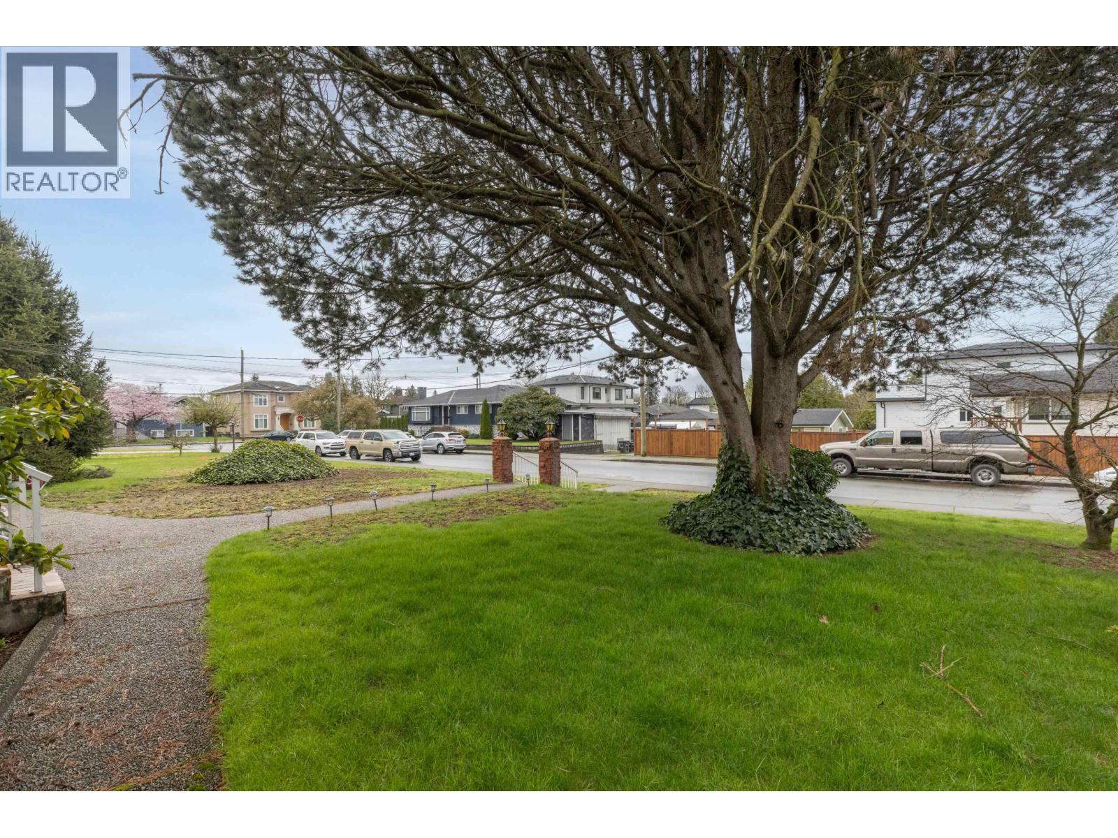 892-894 INVERGARRY AVENUE