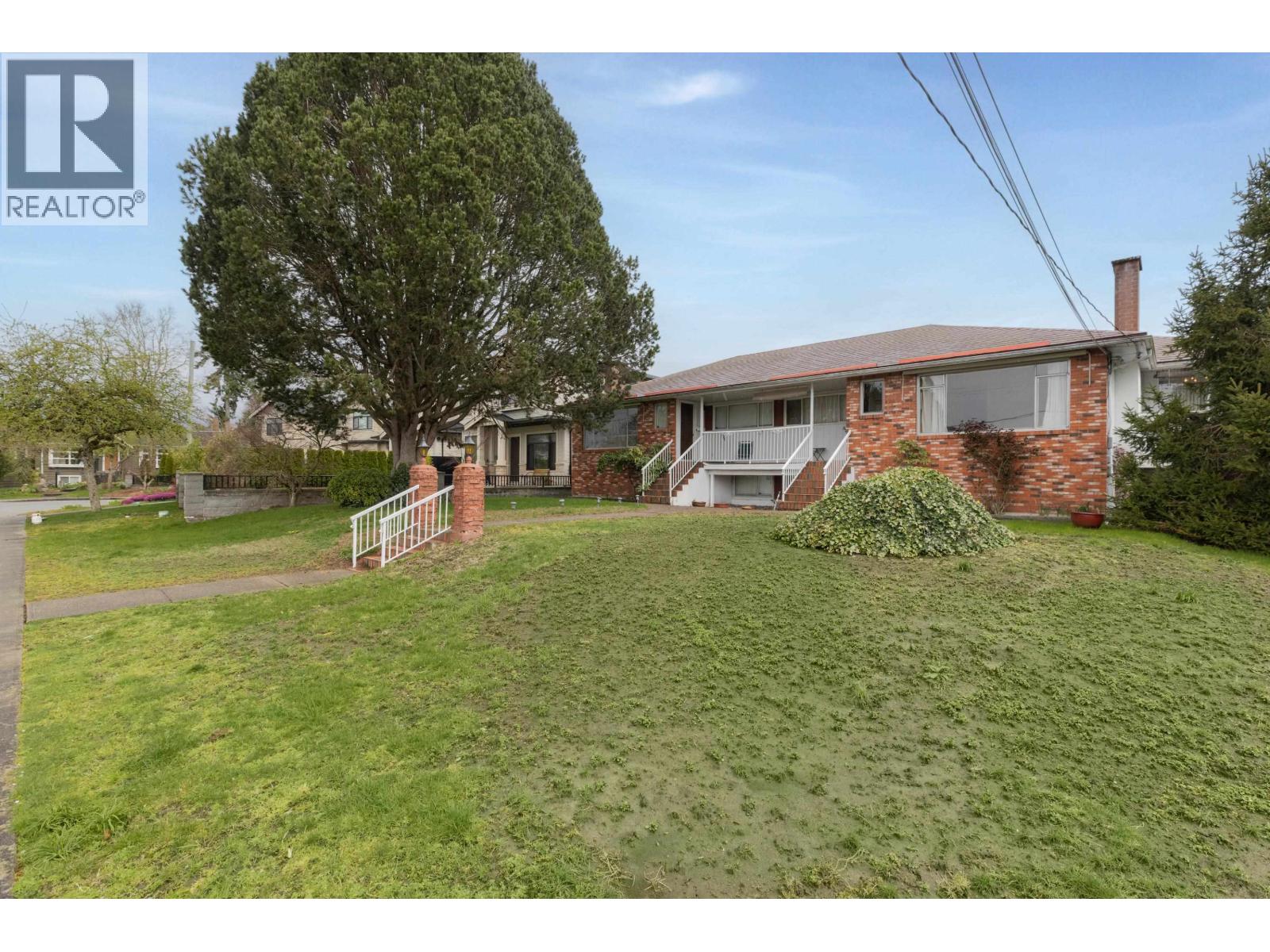 892-894 INVERGARRY AVENUE