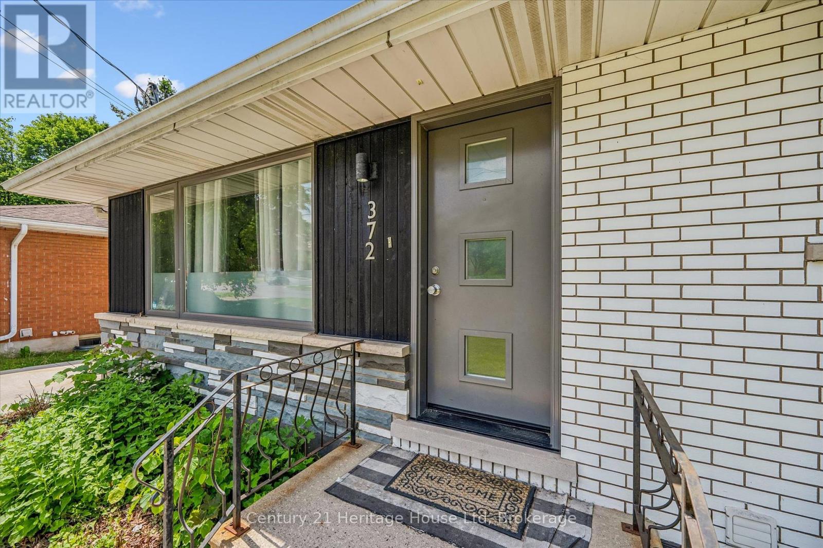 372 VICTORIA ROAD N