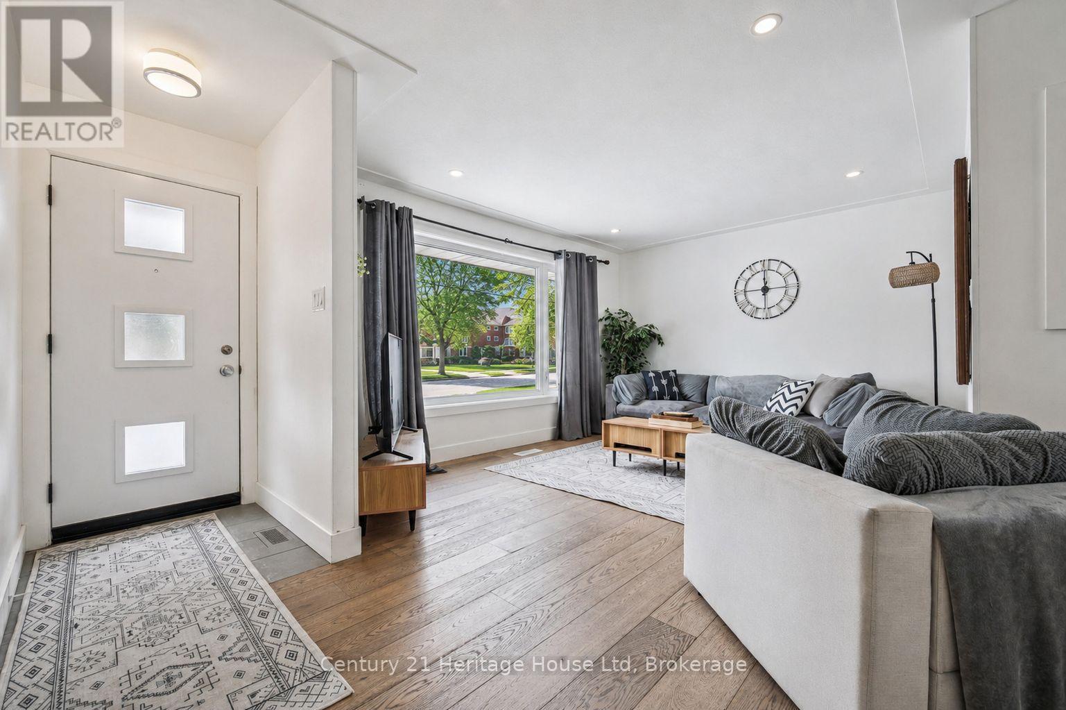 372 VICTORIA ROAD N