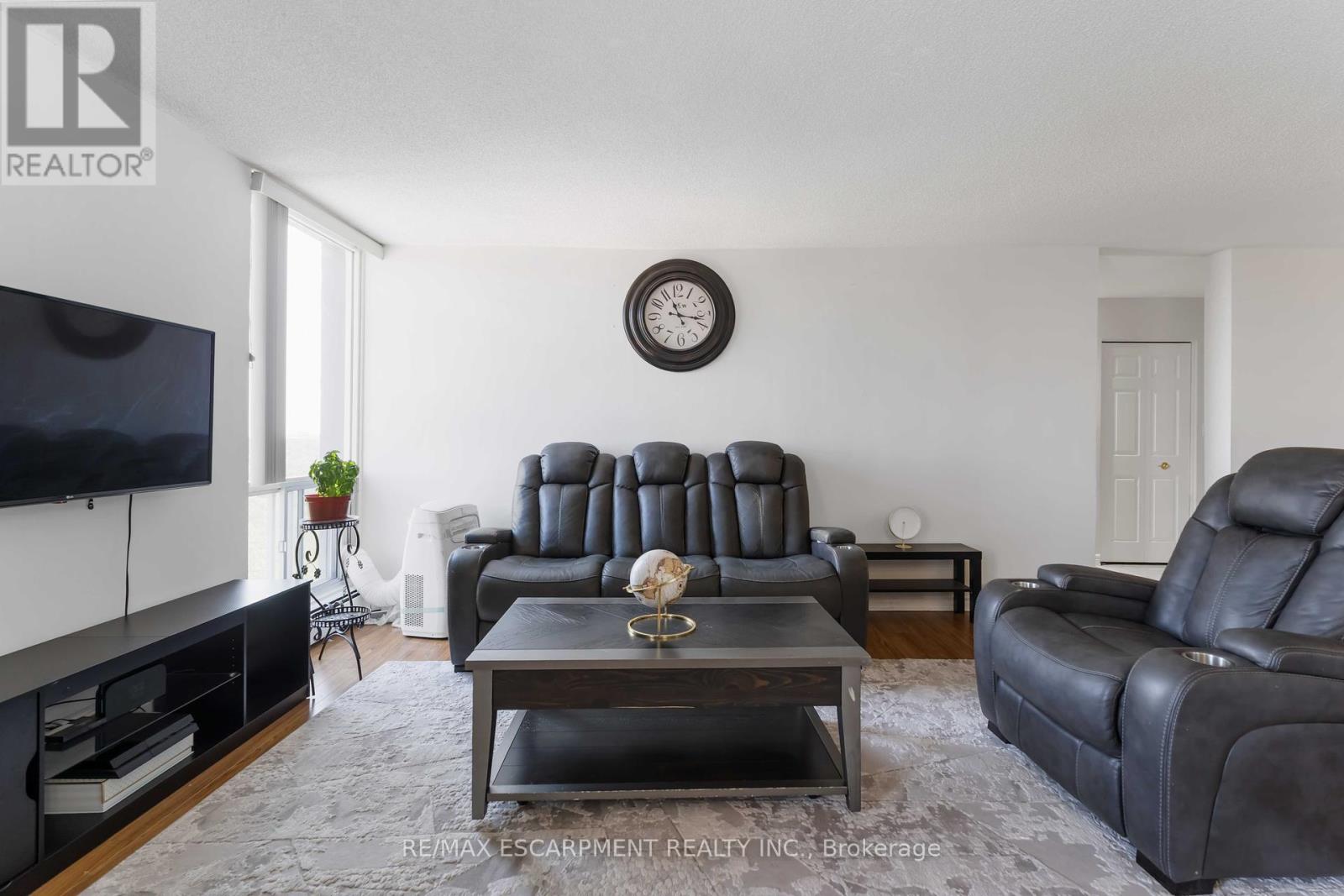 1004 - 75 GLENBURN COURT