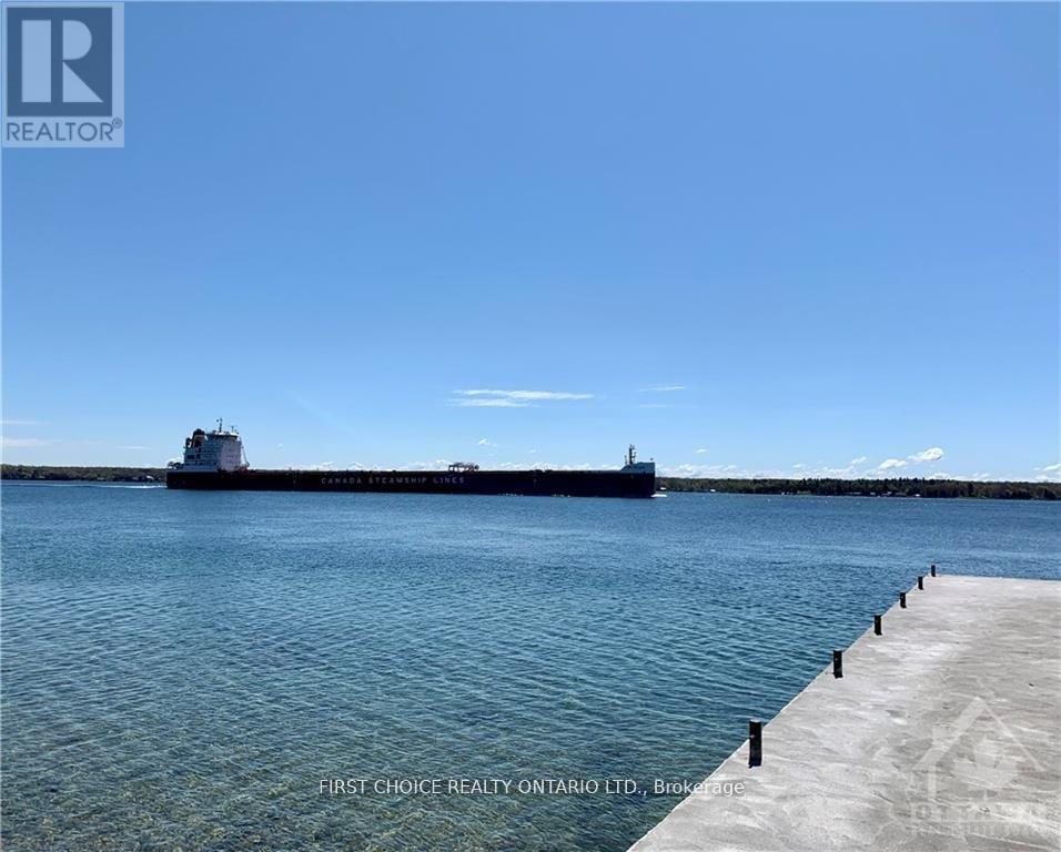 4 SHORESIDE WAY S