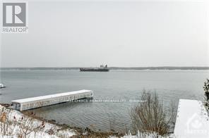 4 SHORESIDE WAY S