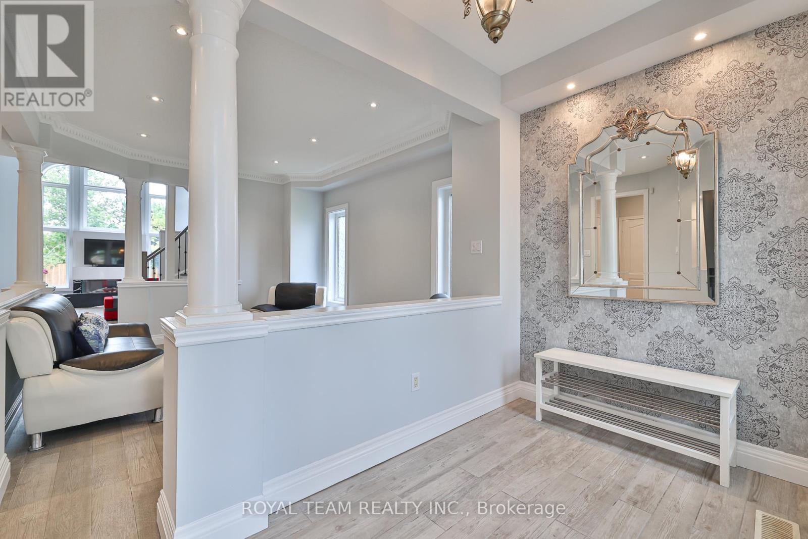 2 GLEAVE COURT